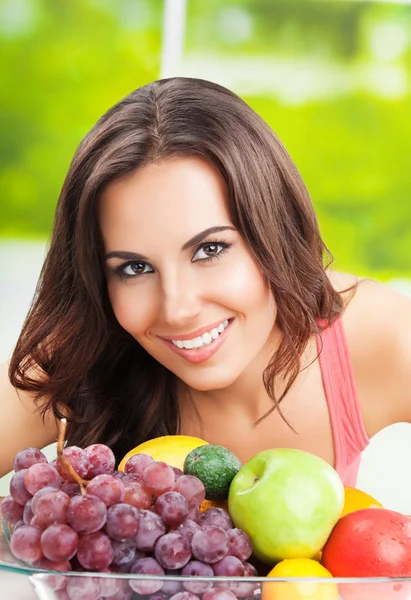 Mujer con plato de frutas, al aire libre — Foto de Stock