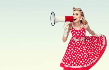 Pin-up stili kırmızı elbise giymiş megafon, tutan mutlu kadın