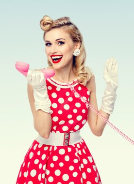 gülümseyen kadın ile telefon, pin-up tarzı elbise giymiş