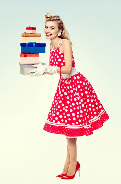 Corpo cheio de mulher em estilo pin-up vestido vermelho com caixas de presente — Fotografia de Stock