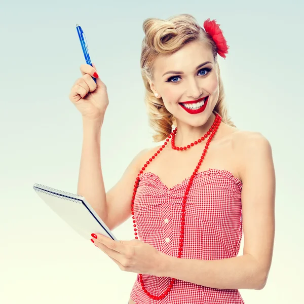 Χαμογελαστή γυναίκα με το σημειωματάριο, σε είδη ένδυσης στυλ pin-up — Φωτογραφία Αρχείου