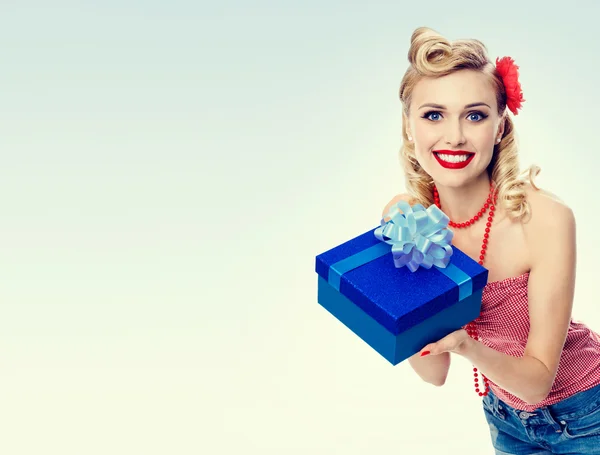 Frau im Pin-up-Stil mit Geschenkbox — Stockfoto