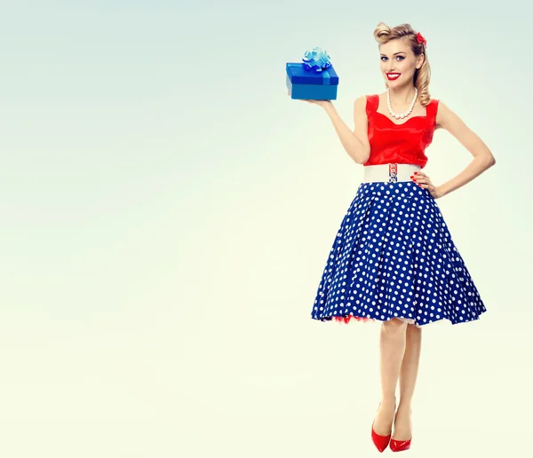 Corpo pieno di donna in stile pin-up vestito con confezione regalo — Foto Stock