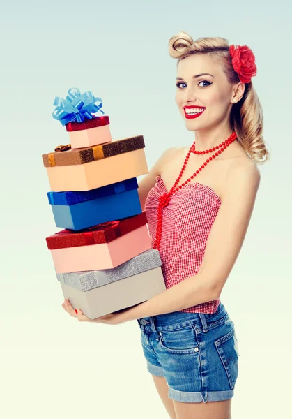 Femme en pin-up style avec des cadeaux — Photo