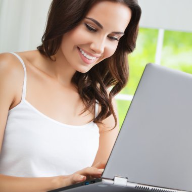 neşeli laptop, evde kullanma