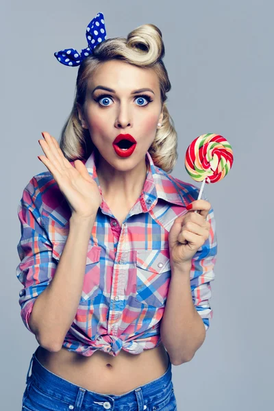 Mooie vrouw met lollipop, gekleed in pin-up stijl — Stockfoto