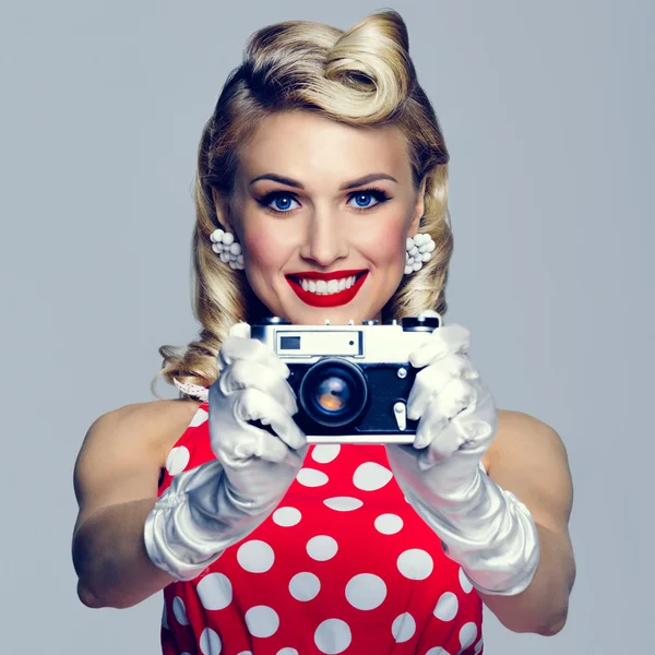 Frau, mit No-Name-Kamera, fotografierend, in Pin-up gekleidet — Stockfoto