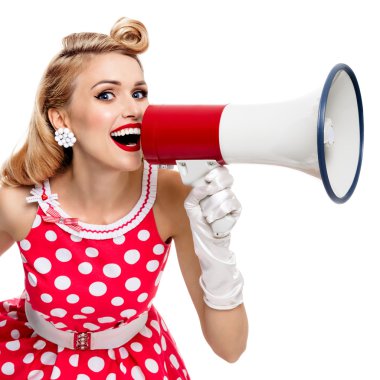 Pin-up stili kırmızı elbise giymiş megafon, tutan mutlu kadın