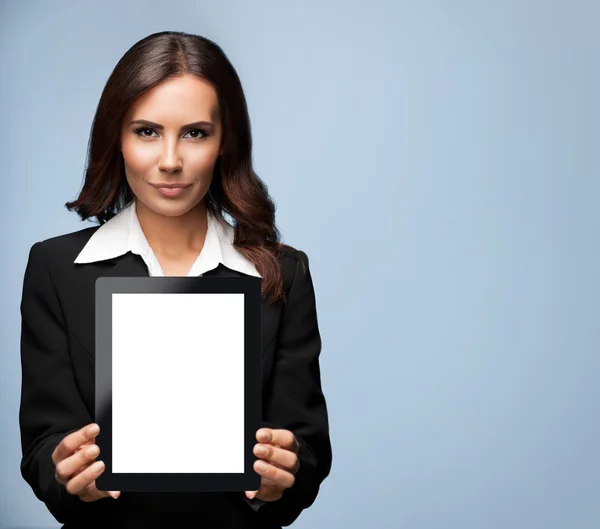 Geschäftsfrau zeigt leeren Tablet-PC, auf grau — Stockfoto