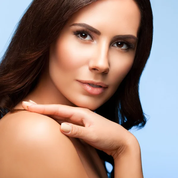 Young woman with naked shoulders, on blue — Stock Photo, Image