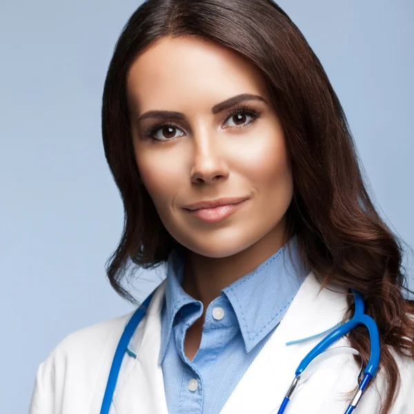 Feliz sorridente médico feminino, em cinza — Fotografia de Stock