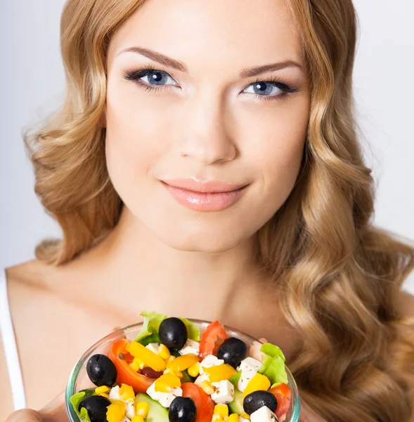 Mujer con ensalada vegetariana, sobre gris —  Fotos de Stock