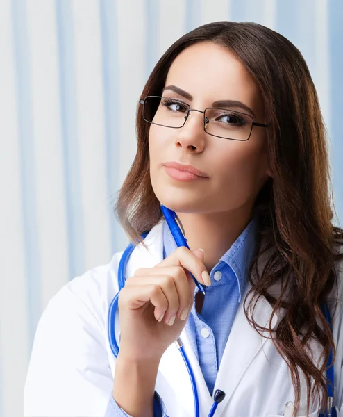Retrato de pensar médico feminino em óculos — Fotografia de Stock