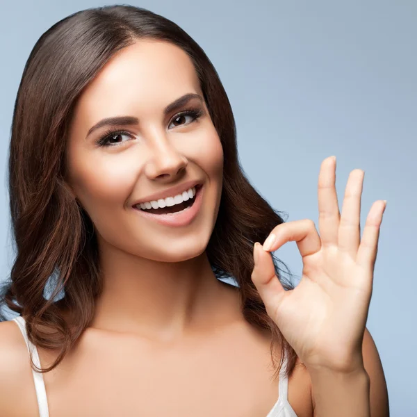 Frau zeigt Okay oder keine Handgeste — Stockfoto