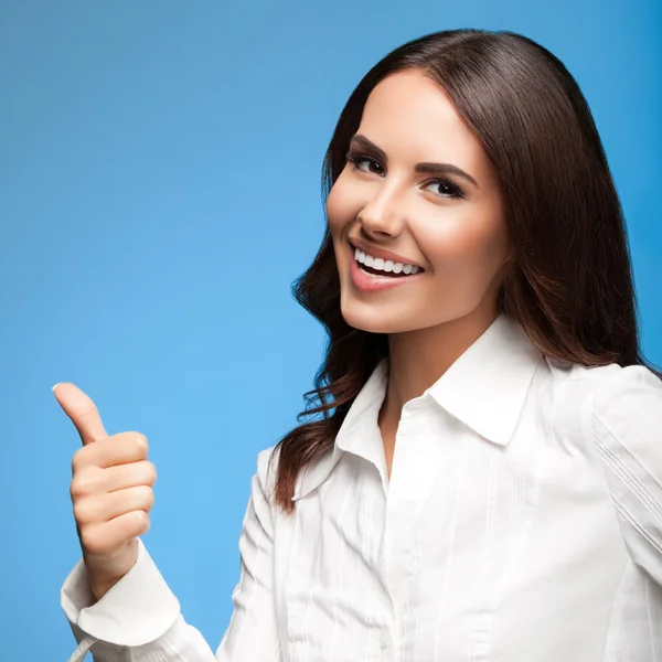 Mujer de negocios, mostrando el pulgar hacia arriba gesto — Foto de Stock