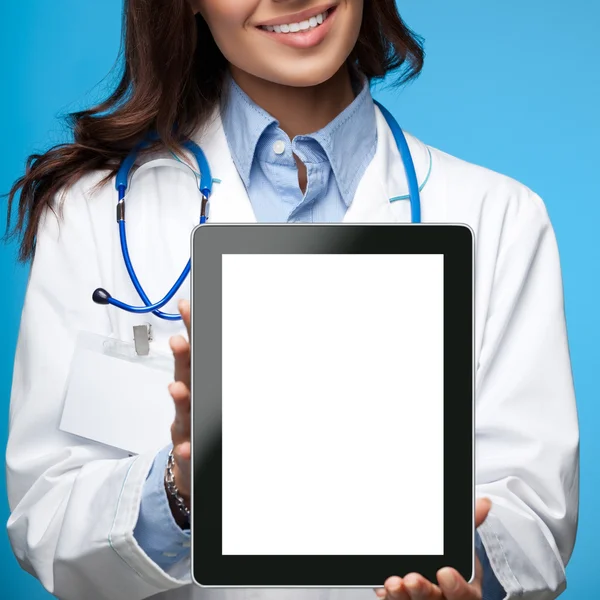 Doutor mostrando tablet branco pc para copyspace, em azul — Fotografia de Stock