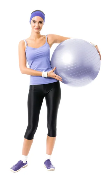 Ganzkörperporträt einer lächelnden Frau mit Fitness-Pilates-Ball — Stockfoto