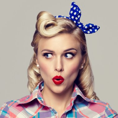  Pin-up tarzı giyinmiş genç sürpriz kadın