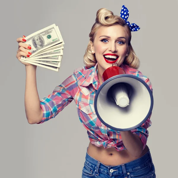 Lächelnde Frau mit Geld und Megafon, in Pin-up-Manier gekleidet — Stockfoto