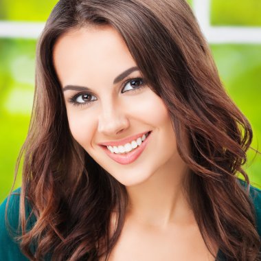 mutlu genç gülümseyen kadın