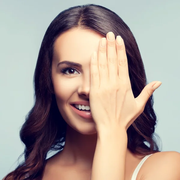 Mulher com um olho fechado à mão — Fotografia de Stock