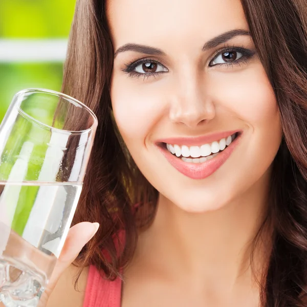 Glad ung kvinna med glas vatten — Stockfoto