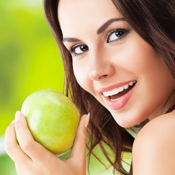 Mujer sonriente con manzana verde — Foto de Stock