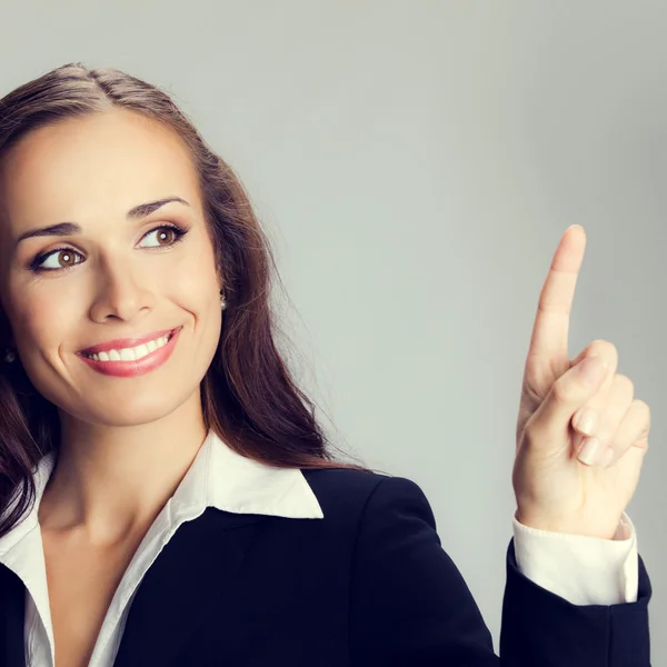 Mujer de negocios mostrando algo — Foto de Stock