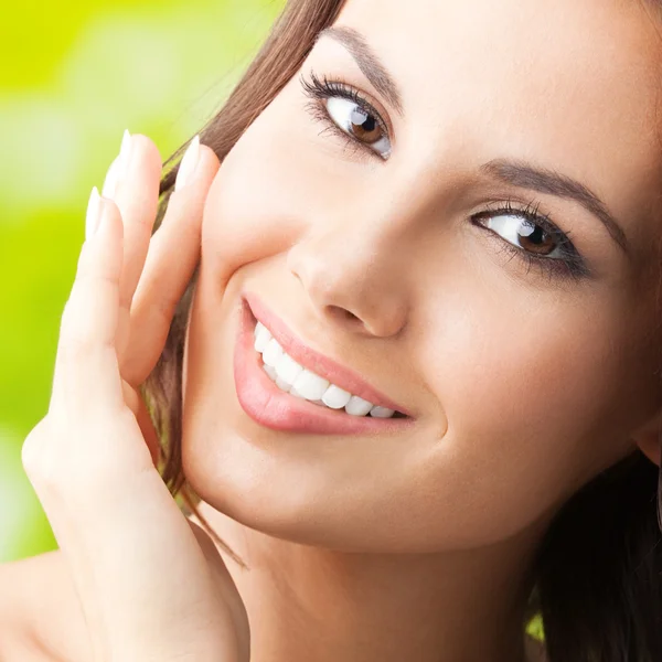 Mulher sorridente feliz com cabelo comprido, ao ar livre — Fotografia de Stock