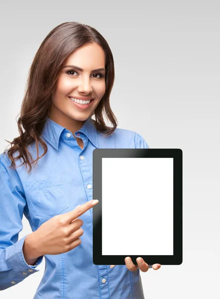 Empresaria mostrando tableta en blanco pc, en gris —  Fotos de Stock