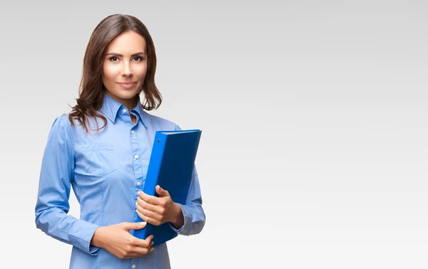 Geschäftsfrau mit blauer Mappe gegen Grau — Stockfoto