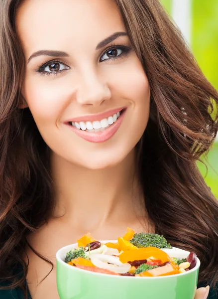 Mulher sorridente com salada, ao ar livre — Fotografia de Stock