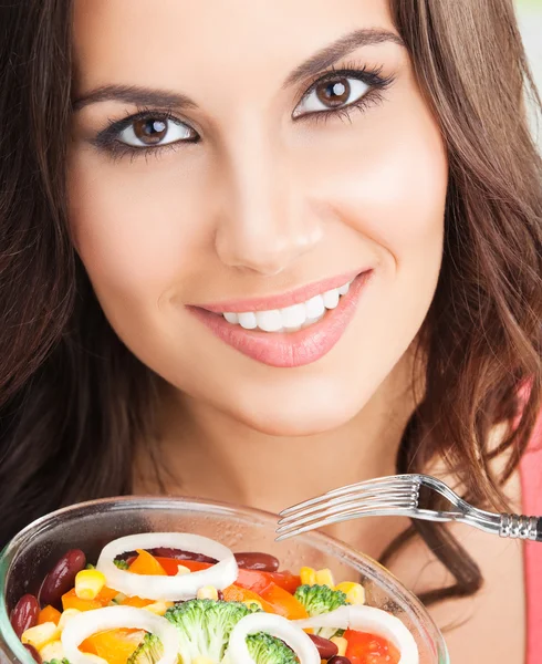 Счастливая улыбающаяся женщина с салатом, на открытом воздухе — стоковое фото