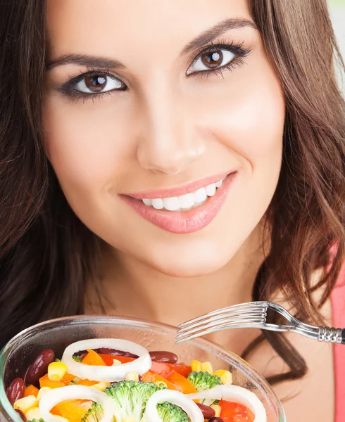 Feliz mujer sonriente con ensalada, al aire libre —  Fotos de Stock