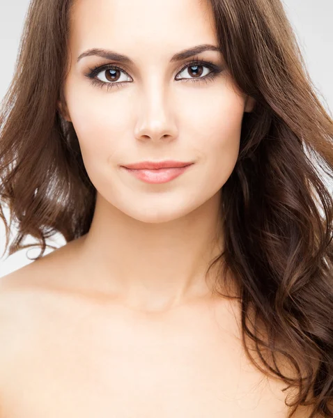 Retrato de mujer hermosa, sobre gris — Foto de Stock