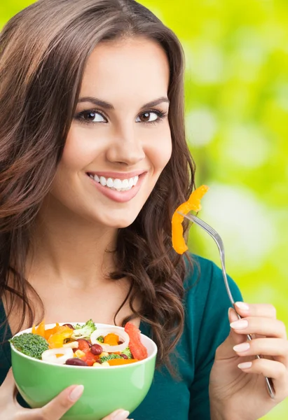 Mujer joven con ensalada, al aire libre — Foto de Stock