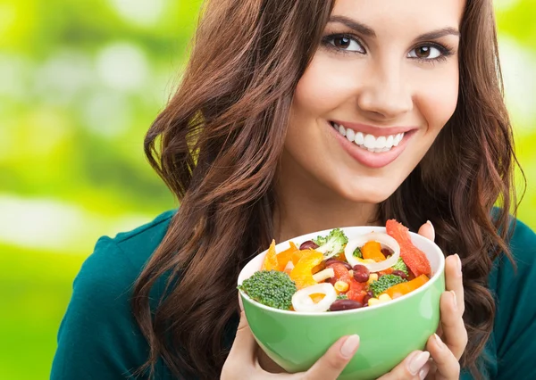 Jonge vrouw met salade, buitenshuis — Stockfoto