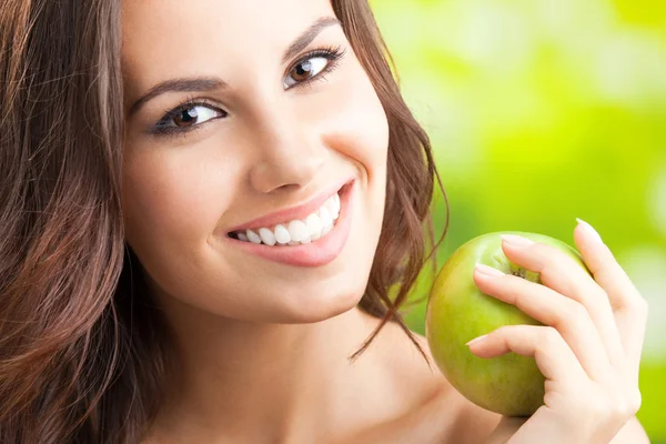 Joven mujer sonriente feliz con manzana, al aire libre — Foto de Stock