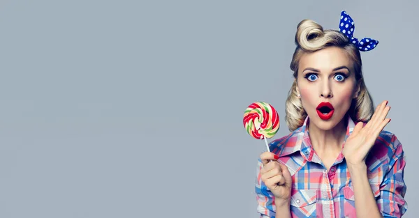 Lolipop, pin-up tarzı giyinmiş güzel kadın — Stok fotoğraf