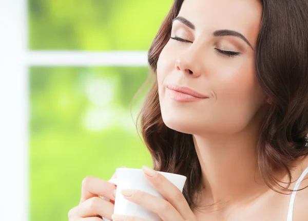 Frau trinkt Kaffee oder Tee, zu Hause — Stockfoto