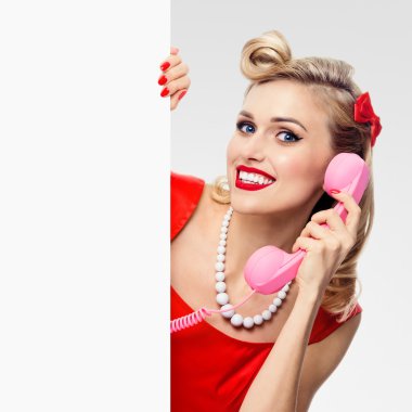 boş tabela gösterilen telefon, pin-up tarzı elbiseli kadınla