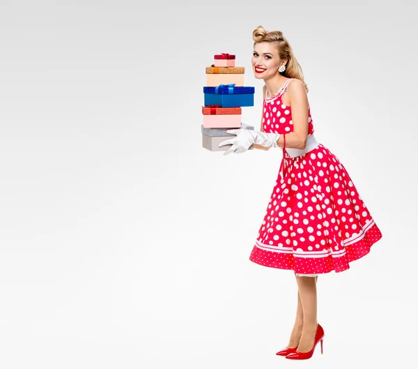 Повне тіло жінки в стилі пін-ап червона сукня з подарунковими коробками — стокове фото
