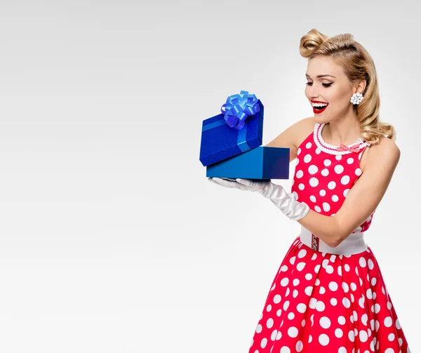 Femme en robe de style pin-up avec boîte cadeau — Photo