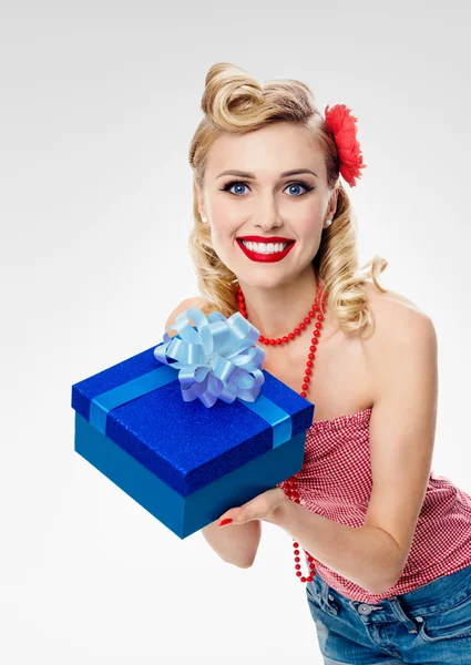 Woman in pin-up style clothing with gift box — Stock Photo, Image