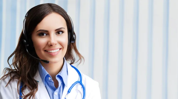 Jeune médecin souriant dans le casque, au bureau — Photo