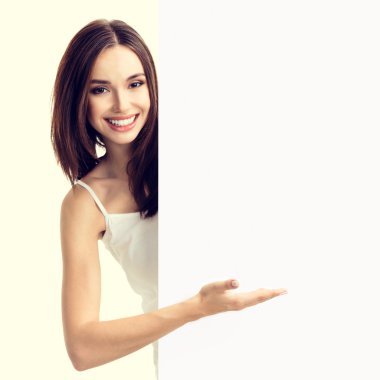 genç kadın, boş tabela gösteriliyor