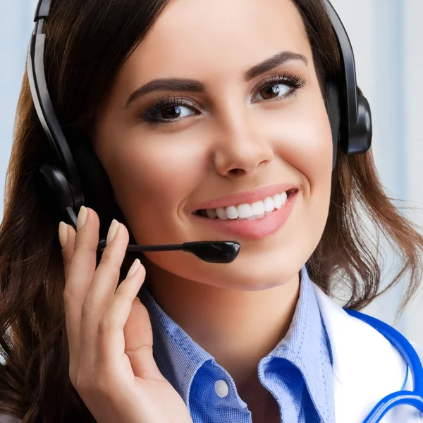 Jeune médecin souriant dans le casque, au bureau — Photo