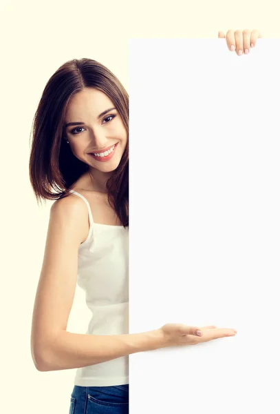 Bruna donna in abbigliamento casual mostrando cartello bianco — Foto Stock