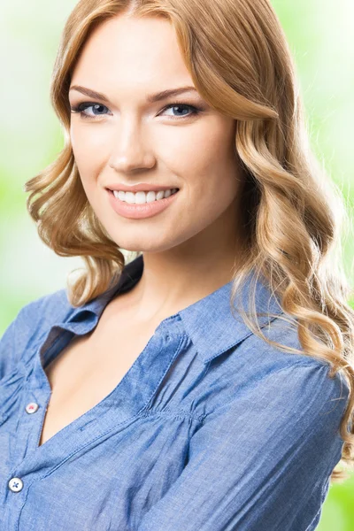 Mujer sonriente feliz con el pelo largo, al aire libre —  Fotos de Stock