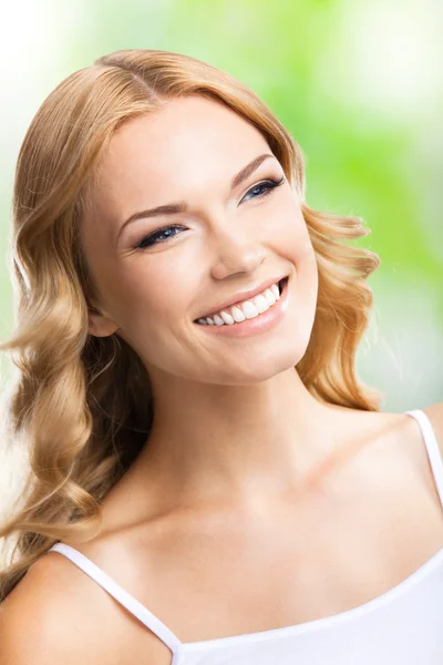 Szczęśliwy uśmiechający się kobieta z długimi włosami, na zewnątrz — Zdjęcie stockowe